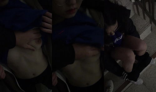 Bé nữ sinh kính cận lén lút móc cua em ở hành lang trường trong giờ thể dục