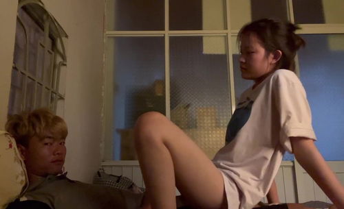 Đang chịch sướng thì mẹ gọi điện thoại em không nghe để anh lấy máy quay phim