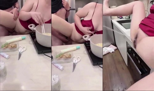 Nhờ em gái quay phim chịch chị lúc đang nấu ăn sướng quá chị đái mạnh ướt hết nhà